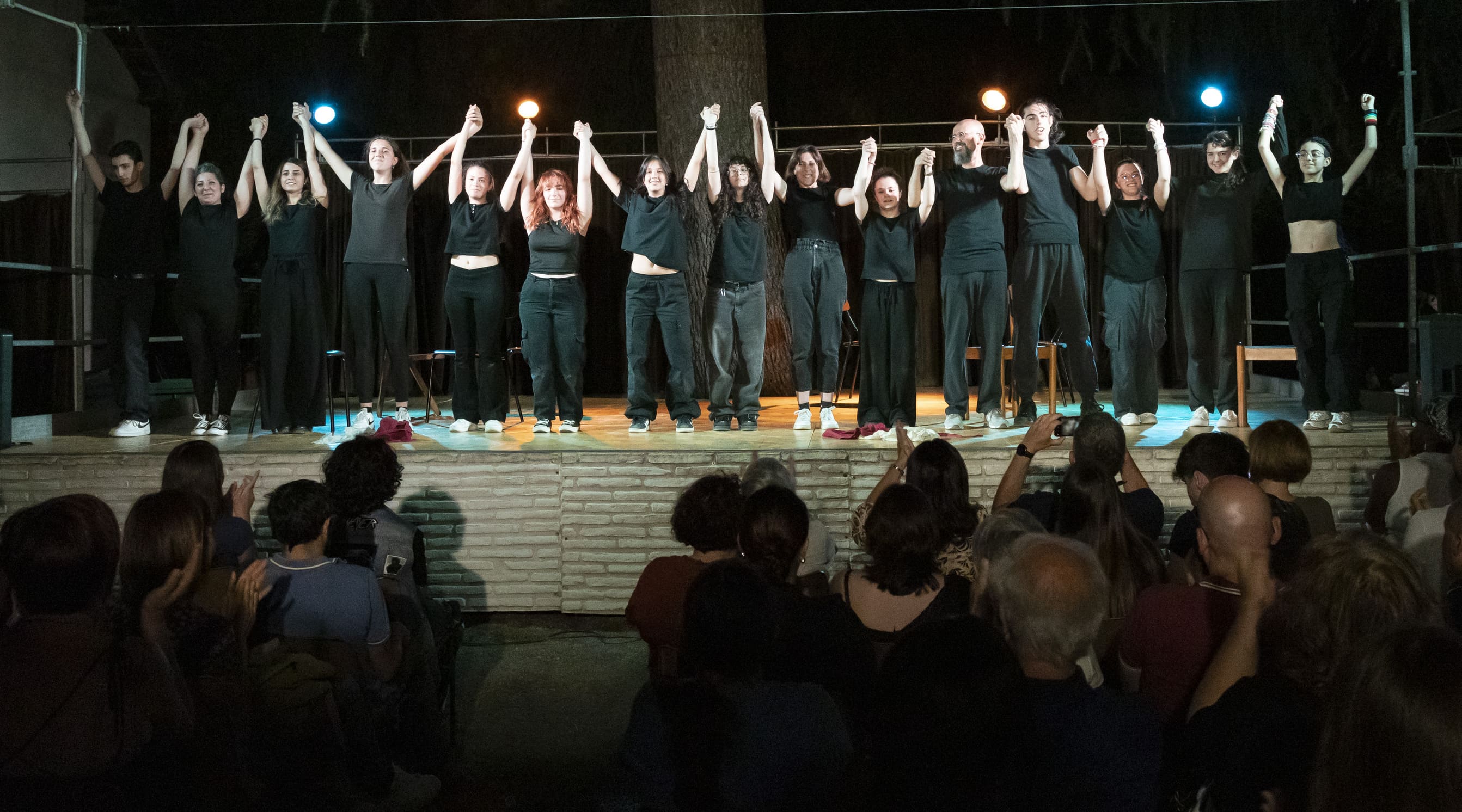 allieva del corso di teatro recita sul palco